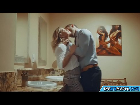❤️ Kiedy biuściasta blondynka uwodzi cię w publicznej toalecie ❌ Porno at us ❌